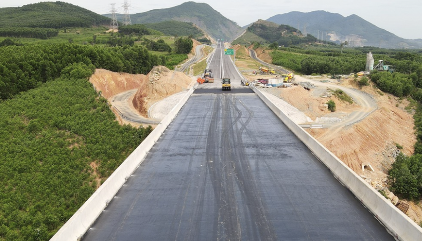 Cao tốc Vũng Áng – Bùng tăng tốc thi công, quyết cán mốc thông xe 19/8
